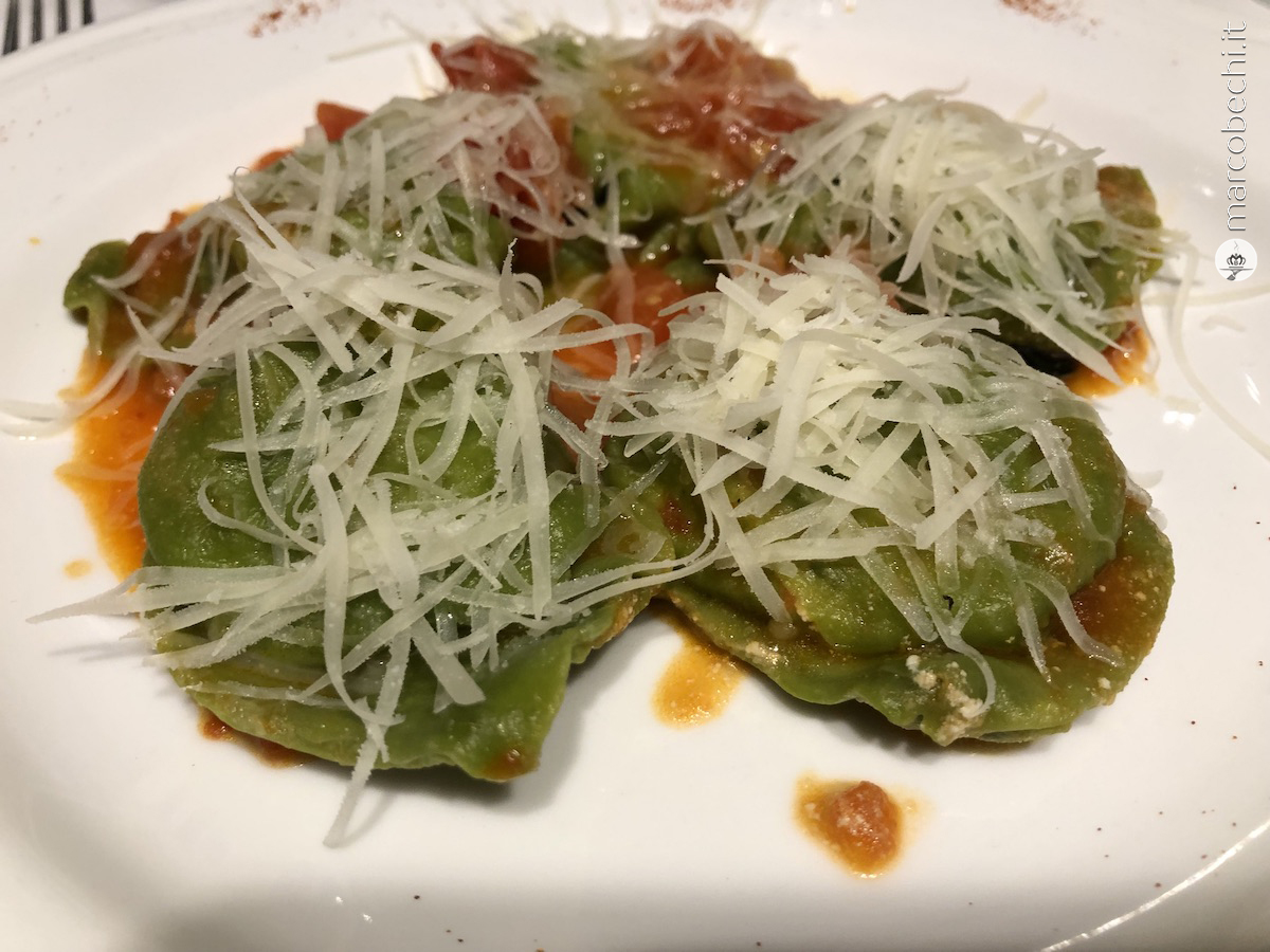 Cappellaci verdi di carciofi con pomodoro fresco e caciocavallo
