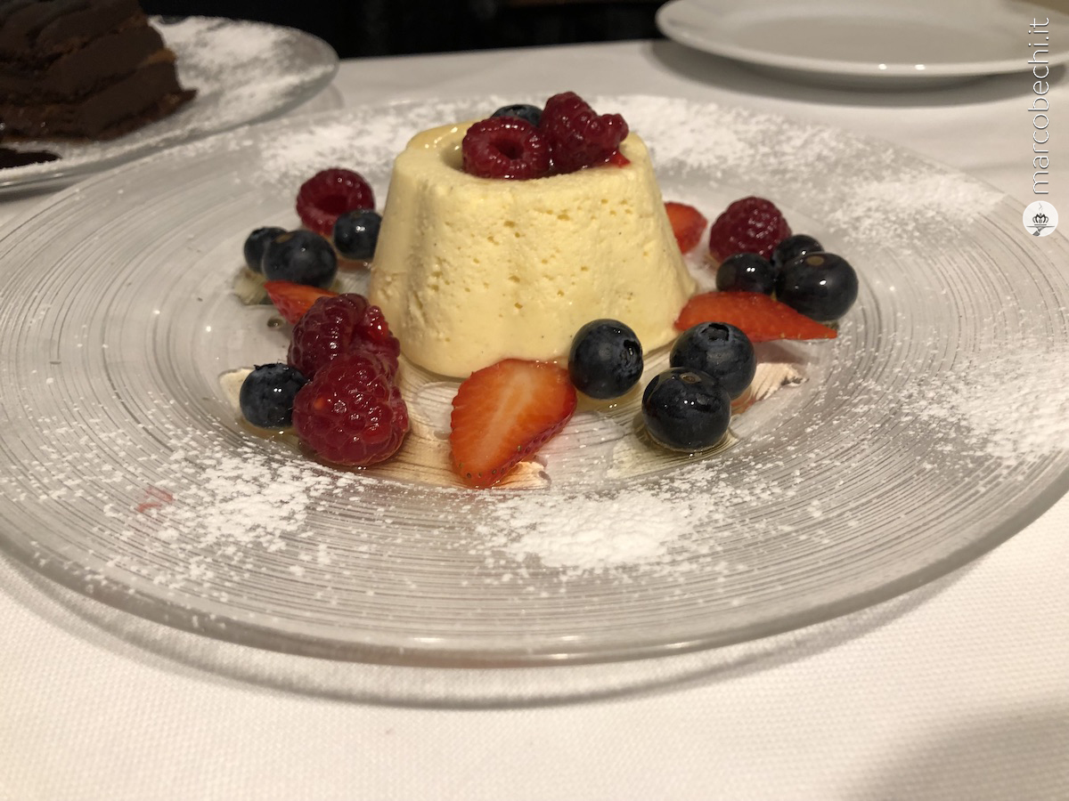 Bavarese con frutti di bosco marinati al sambuco