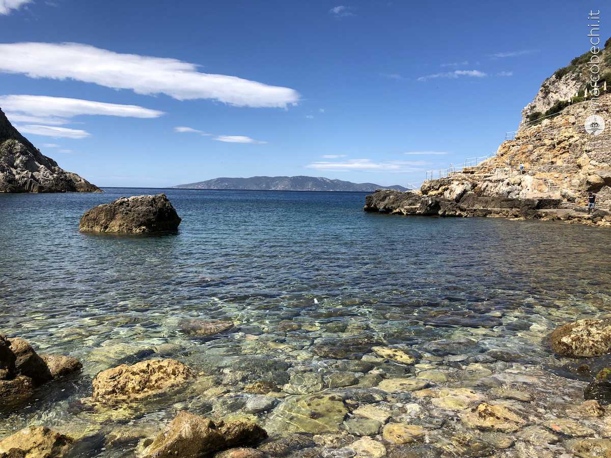 Cala Piccola con i terrazzamenti a destra attrezzati a spiaggia per l'Hotel