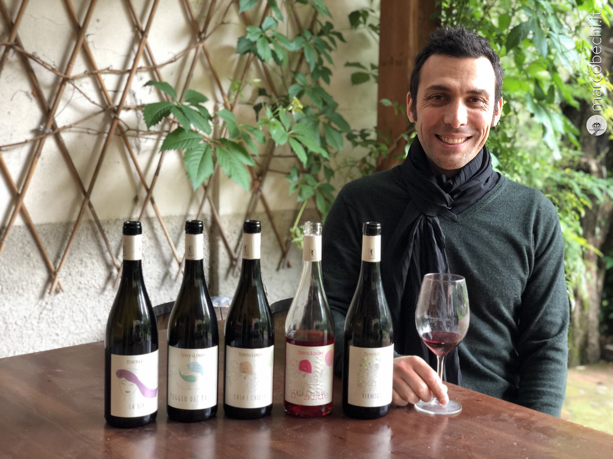 Michele Guarino con i vini in degustazione