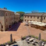 La piazzetta di Castel Monastero