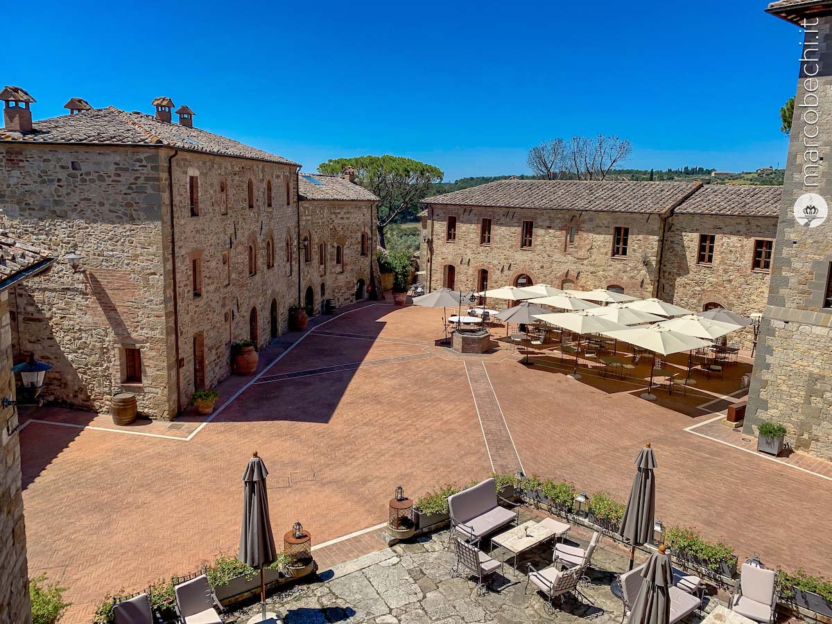 La piazzetta di Castel Monastero