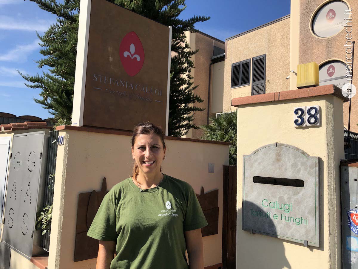 Stefania Calugi di fronte alla sua Azienda