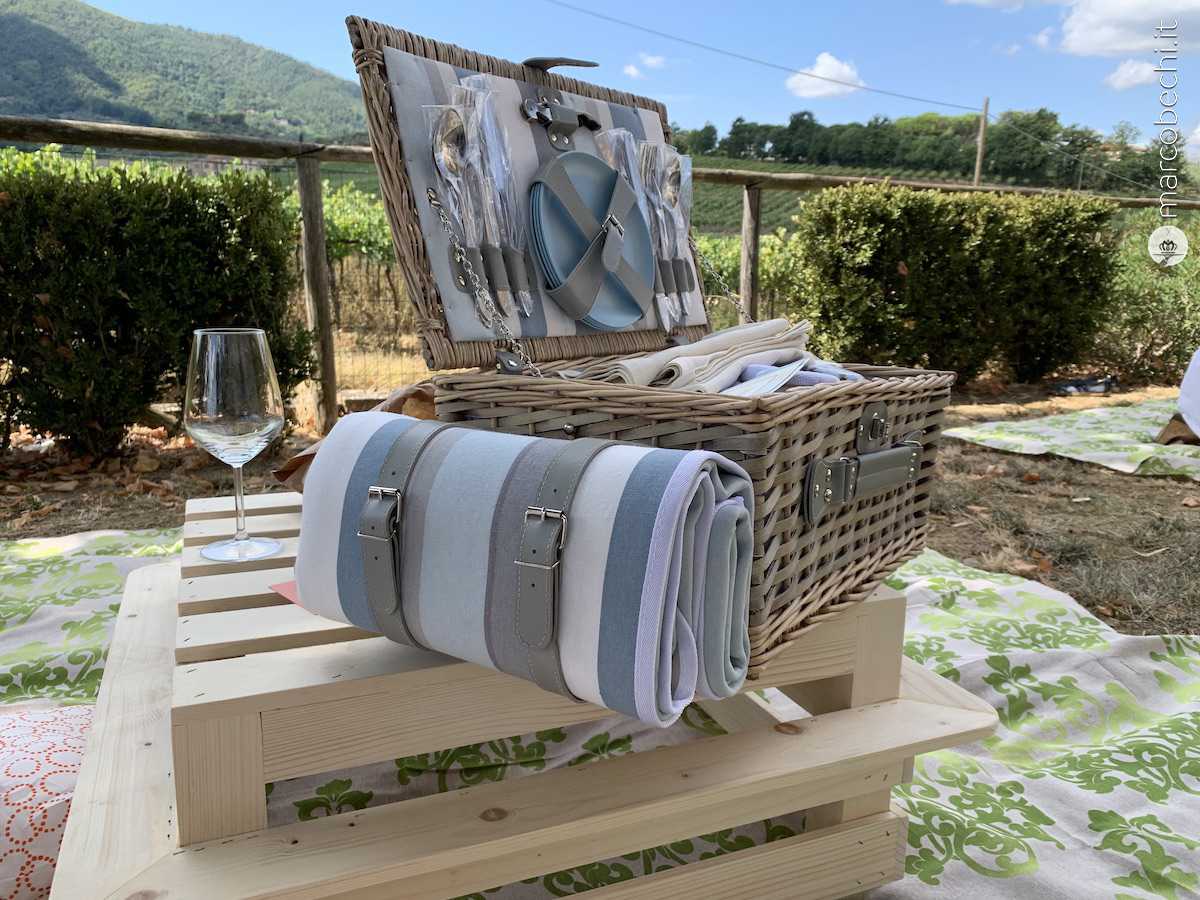Il cestino con il cibo e tutta l'attrezzatura per il déjeuner sur l'herbe