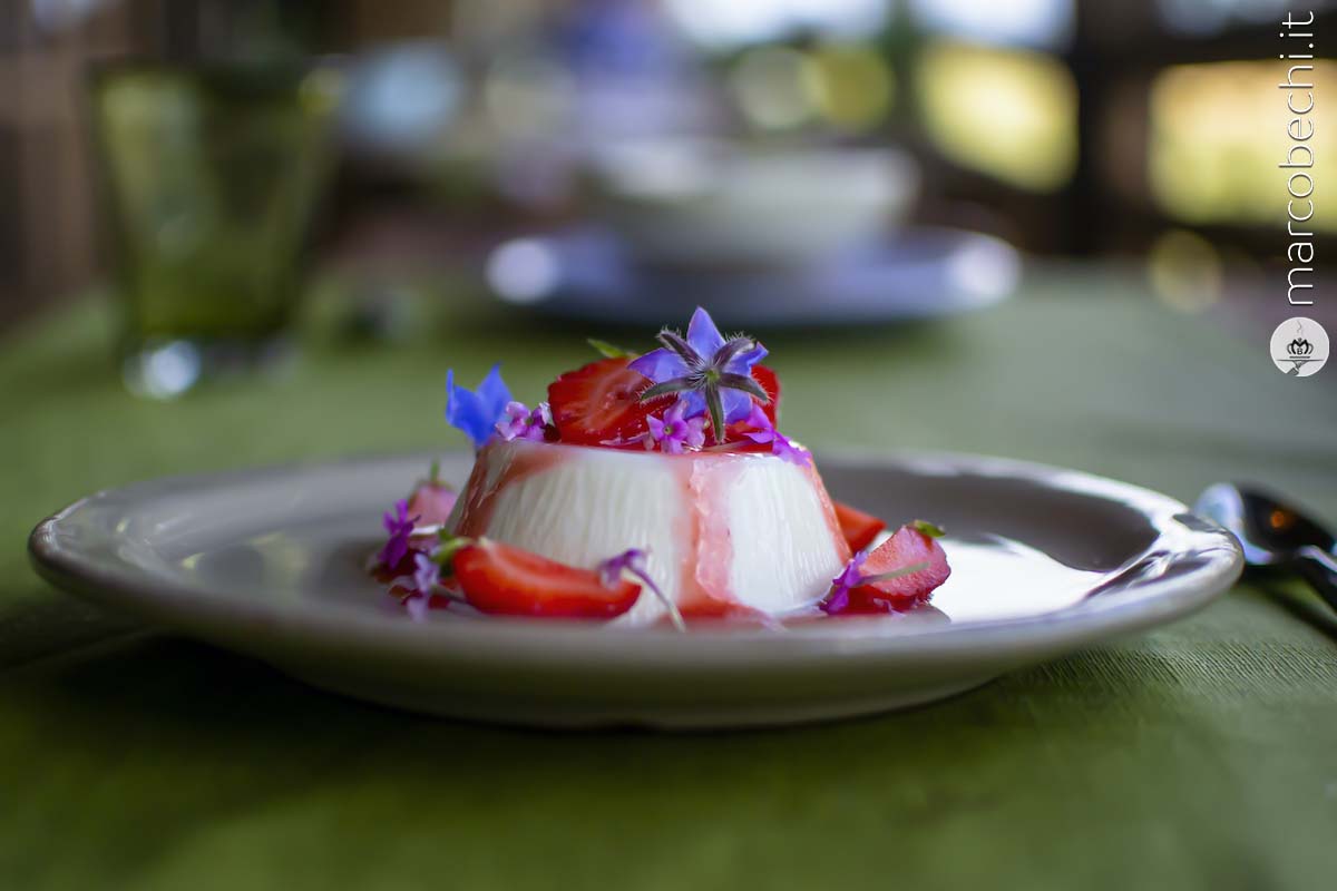 Panna cotta alle fragole . e menta