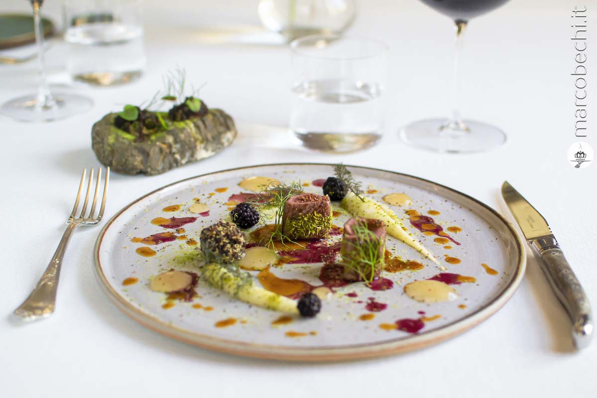Capriolo, pastinaca, pino