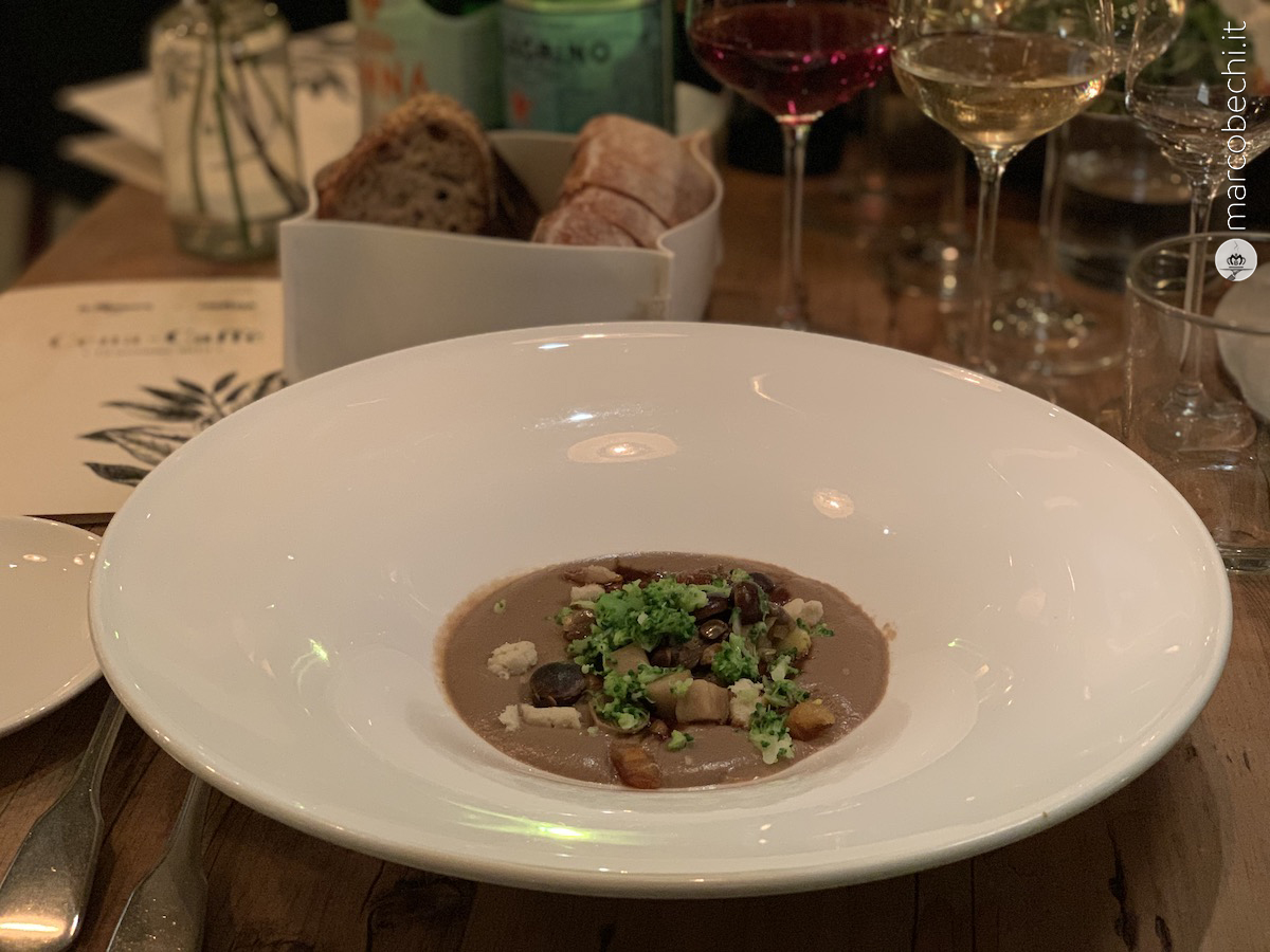Ortaggi e radici autunnali in brodetto di funghi e castagne, salsa cren, olio al caffè e datteri di Nicholas Duonnolo