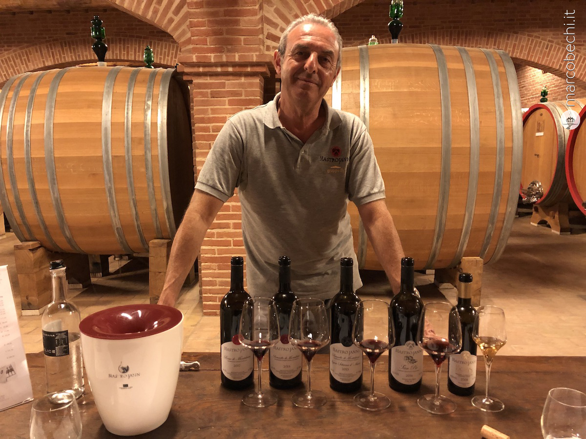 Andrea Machetti con i vini in degustazione