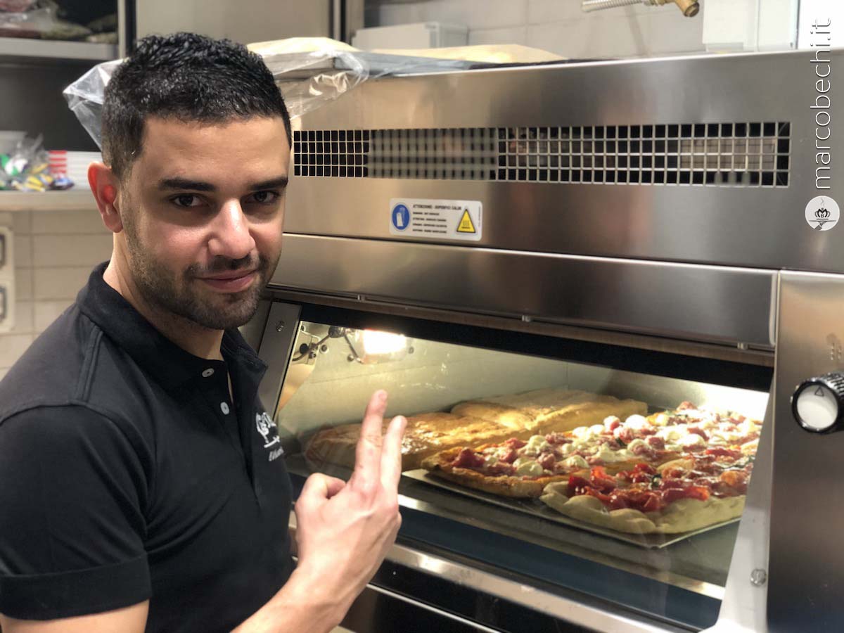 Mario Cipriano davanti al forno con le sue creazioni