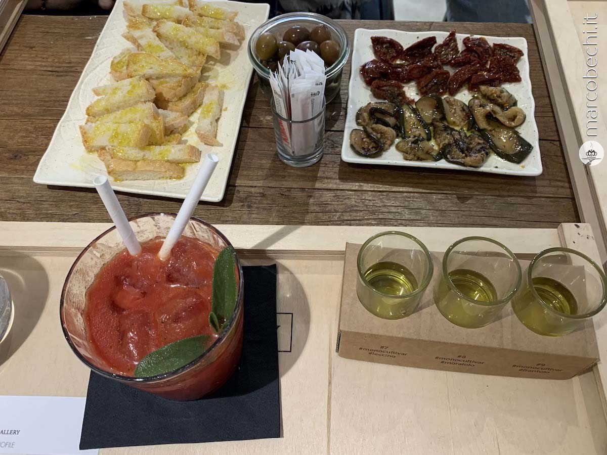 Blooly Mary con pane e olio, zucchini e pomodori secchi in olio Pruneti