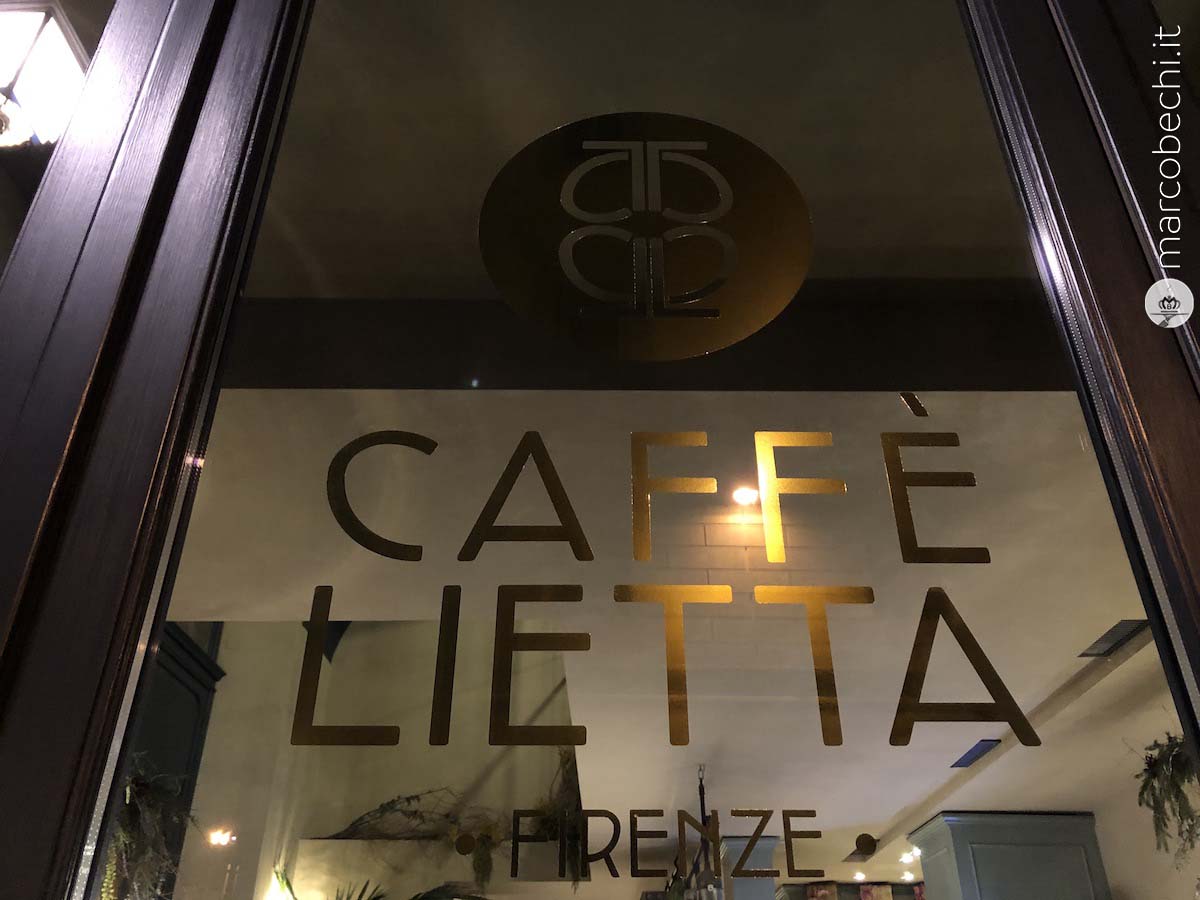 Caffè Lietta festeggia un anno di “piruli”, fiori e tante dolcezze