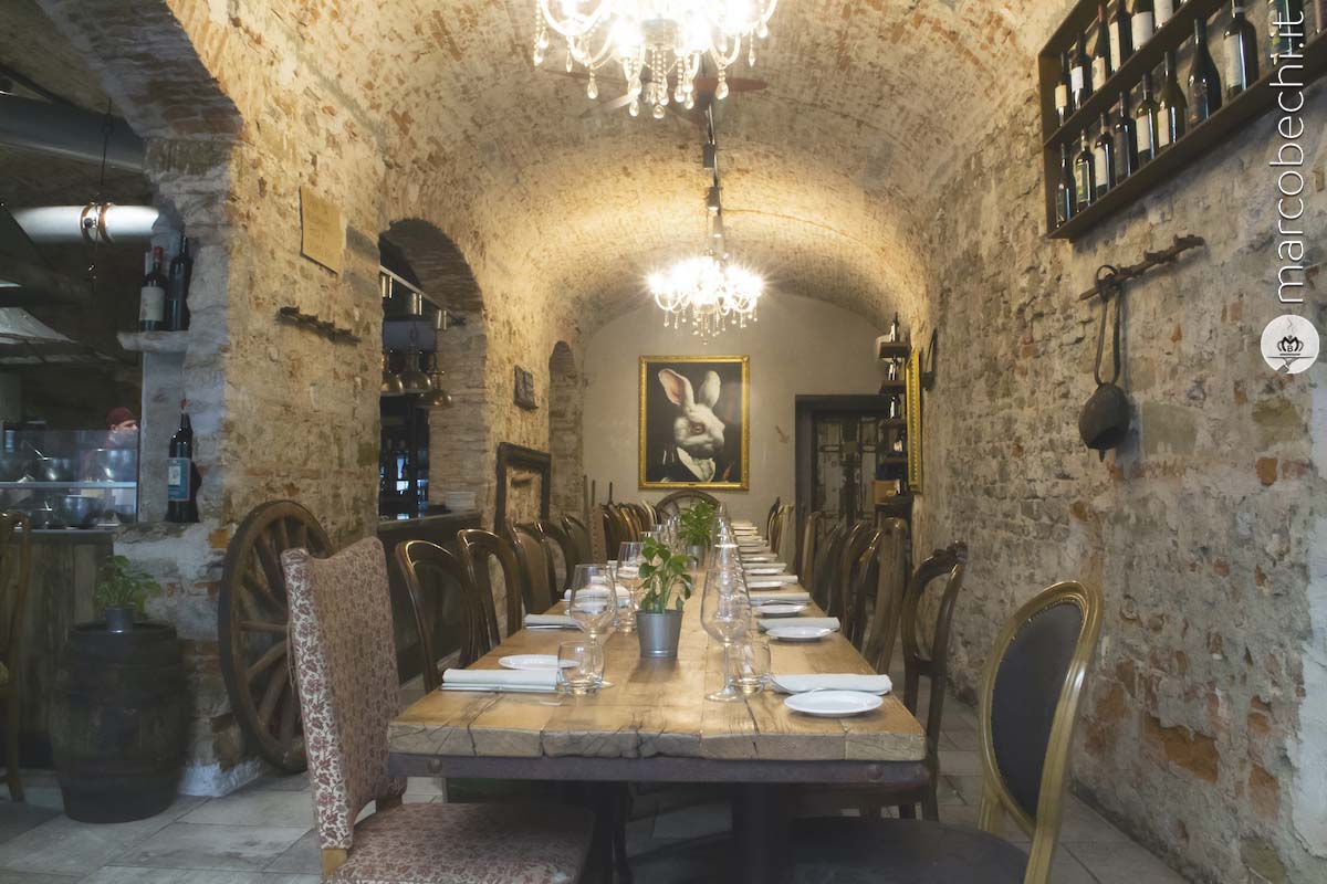 Il tavolo conviviale del ristorante SimBIOsi