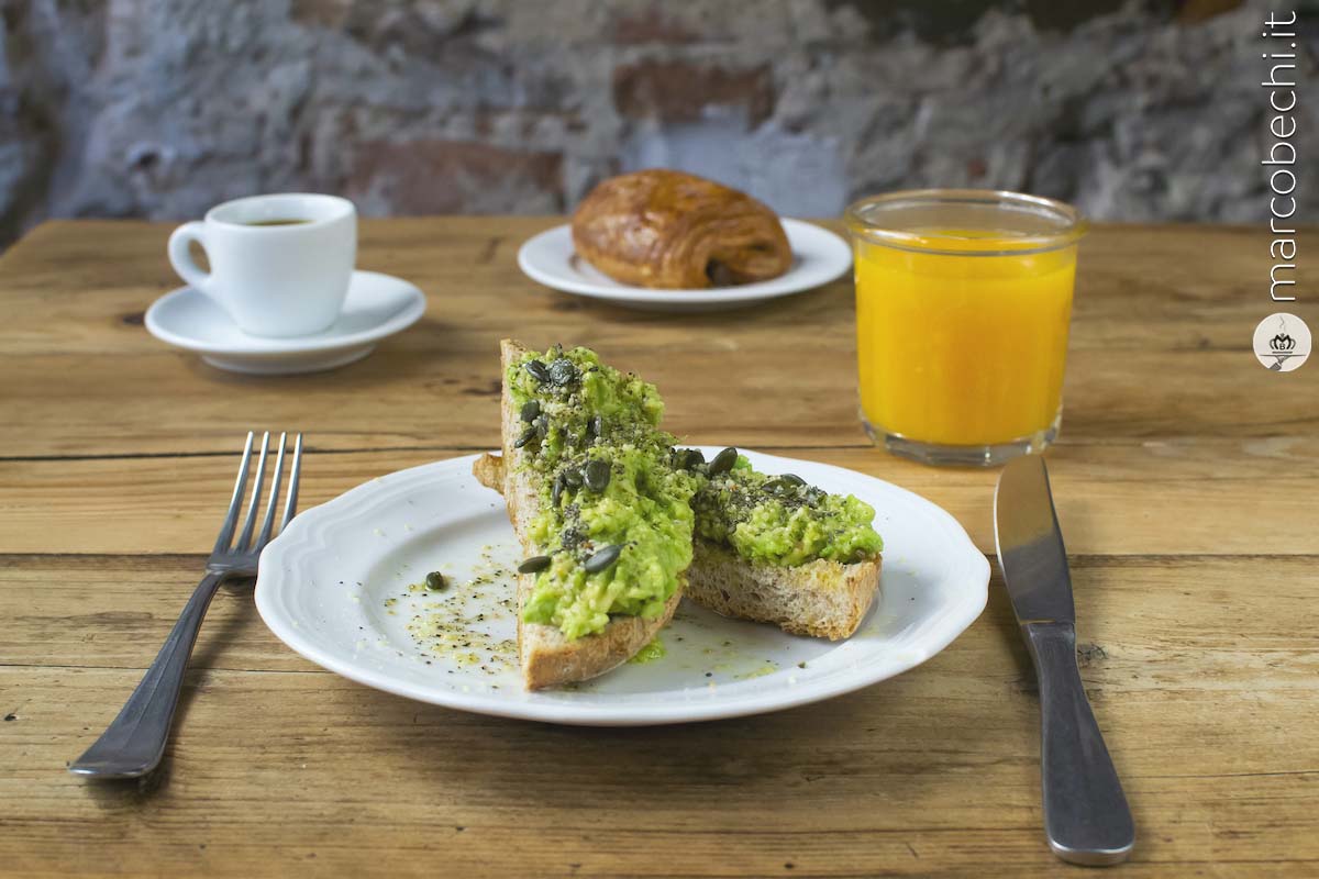 L'avocado toast, il caffè, la spremuta e il pain au chocolat
