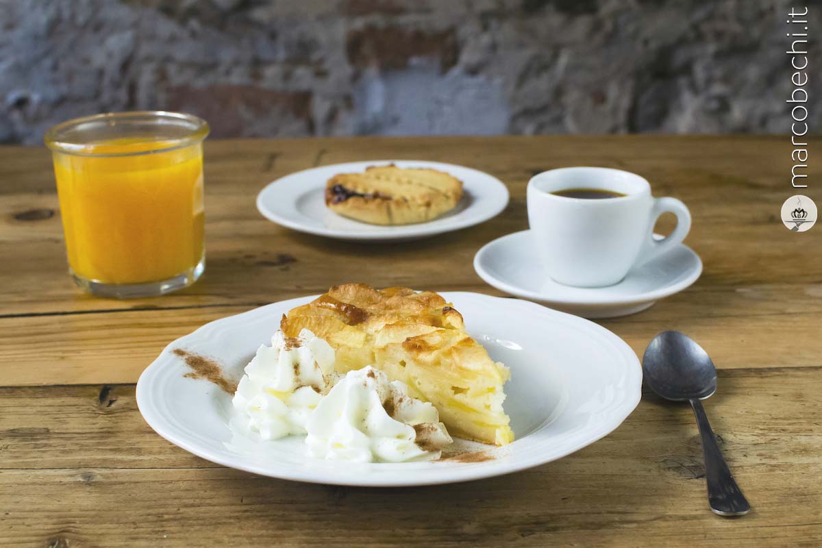 La spremuta accompagna la torta di mele vegana (ottima), il caffè e la tortina di marmellata di lamponi vegana