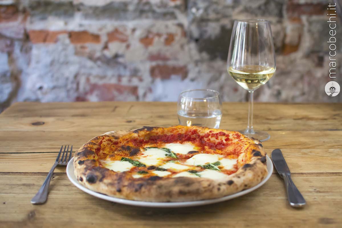 La pizza Margherita con il fiordilatte bio proveniente da Poggio di Camporbiano