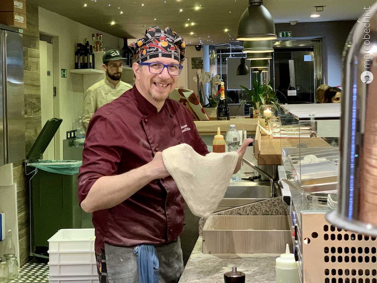Giovanni mentre prepara la sua pizza
