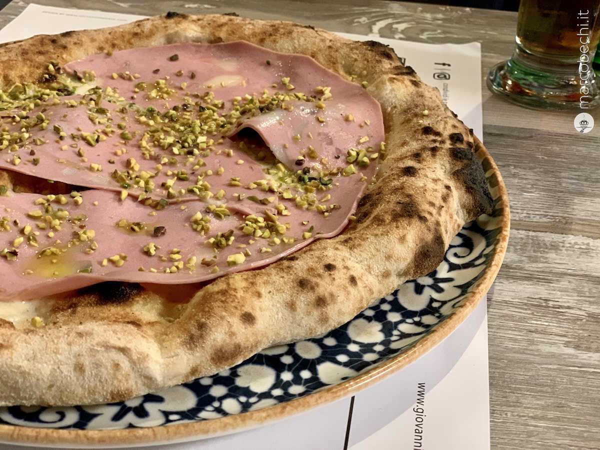 la pizza bianca con Mortadella di Bologna igt e pistacchi di Bronte