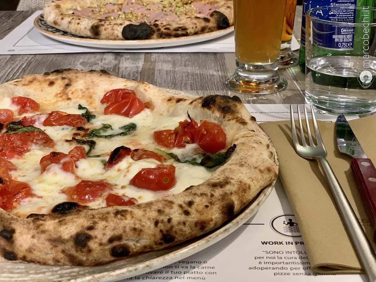 La pizza regina del Vesuvio con bufala