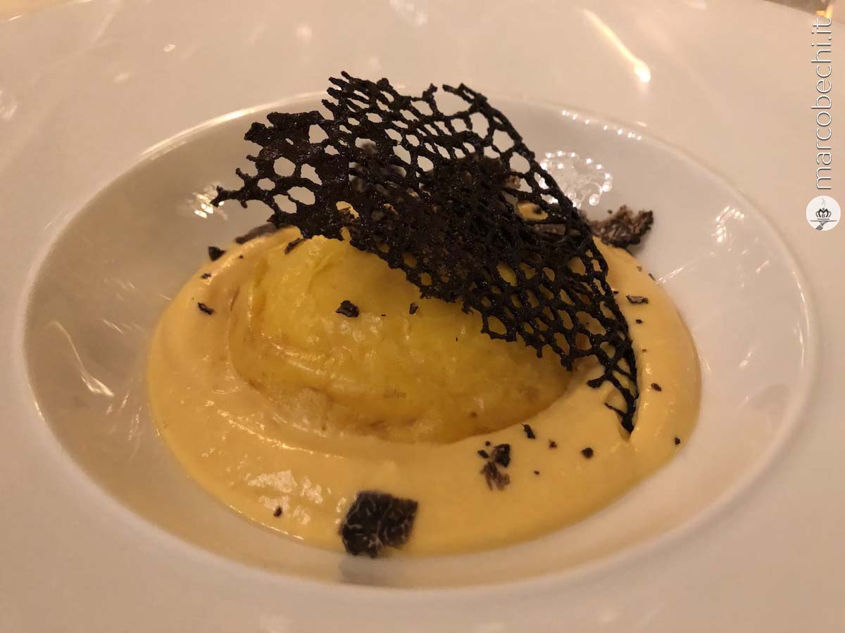 Cupoletta di zucca con schiuma, carbone vegetale e tartufo nero dello Chef Luca Ciaffaraffà