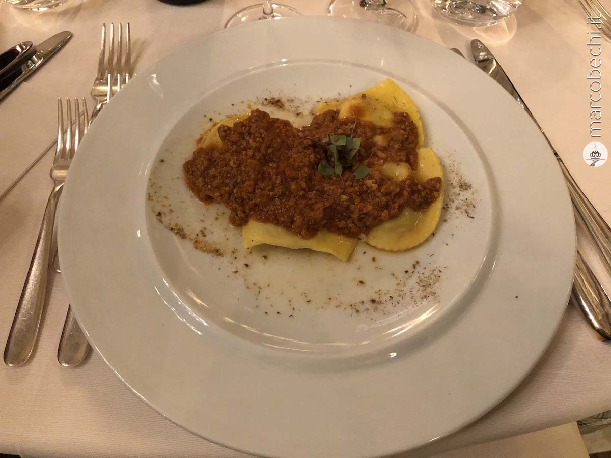 avioli di Cinta Senese con il suo sugo e polvere di porcini