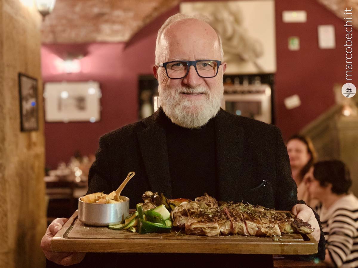 La bistecca pronta da mangiare con le patatine e le verdure grigliate