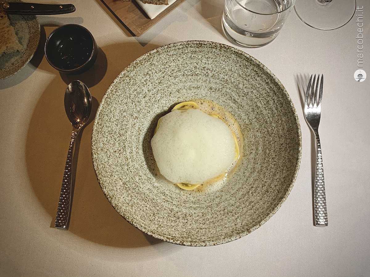 Tortelli di anguilla affumicata, telline, doppio consommè ristretto, levistico