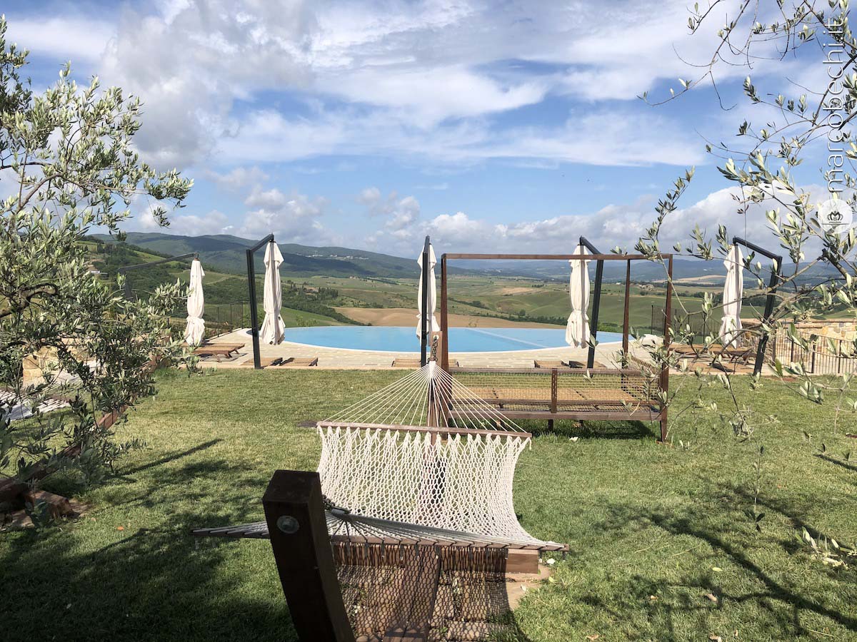 la vista dal giardino prospiciente la piscina
