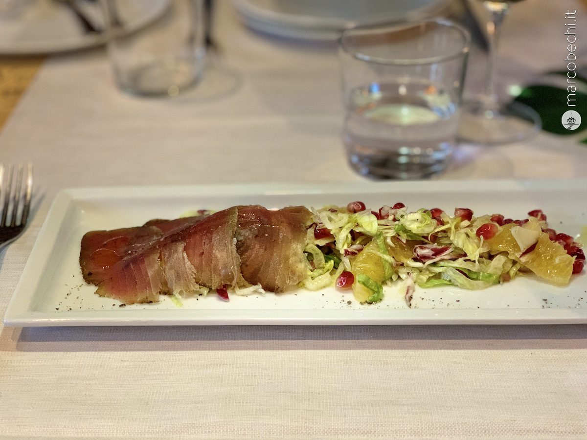 Bresaola di tonno ai tre pepi con mistcanza amara, citronette agrumata e melograna locale Al Dek Italian Bistrot con la Fattoria Betti