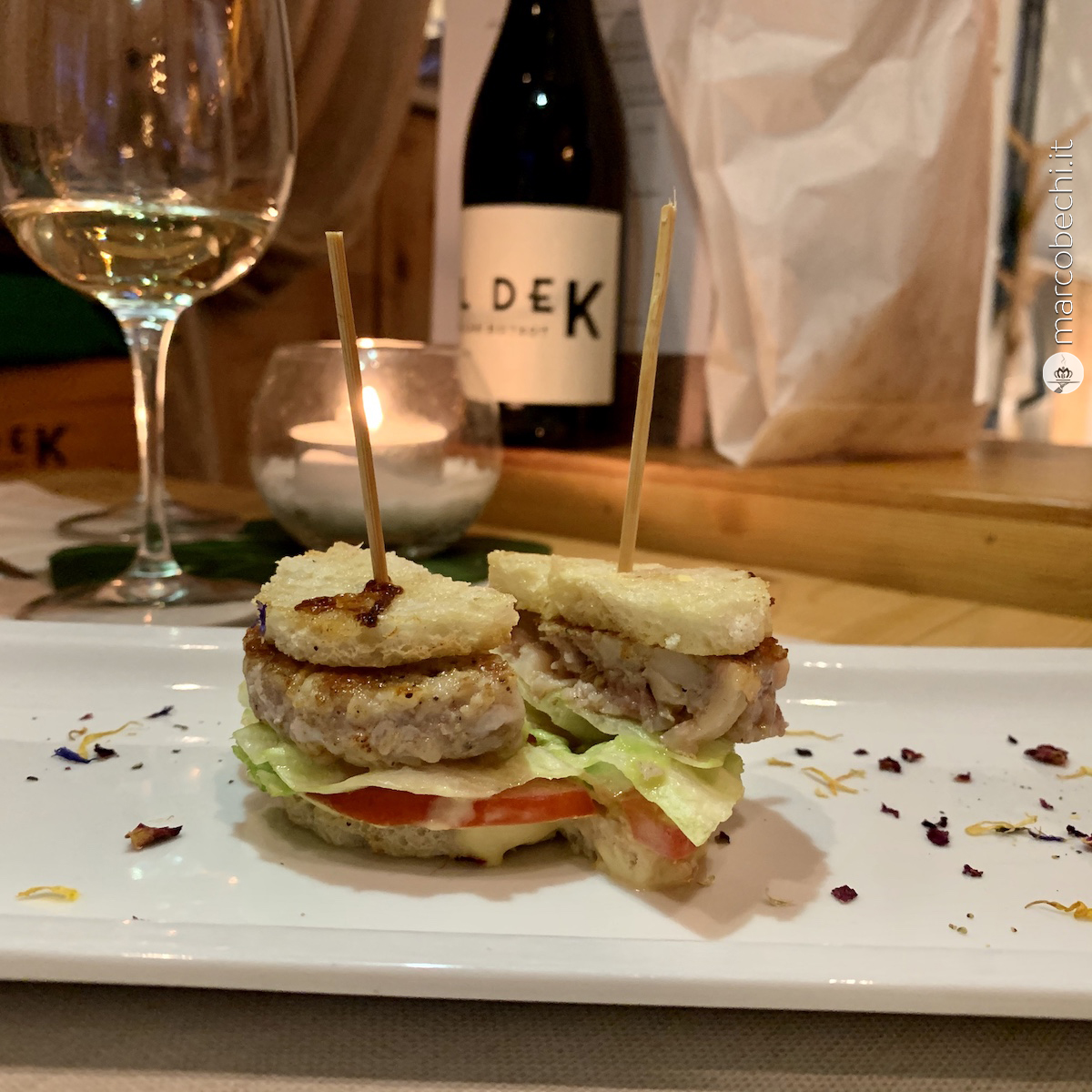 Club Sandwich con salsiccia di pesce, maionese senapata, insalate e pomodoro al Dek Italian Bistrot con la Fattoria Betti
