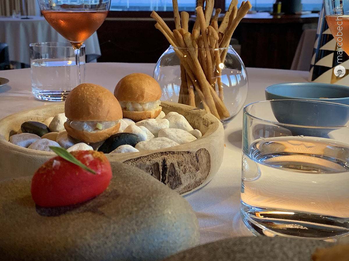 Grissini fatti in casa e tarillini accompagnano le amuse-bouche