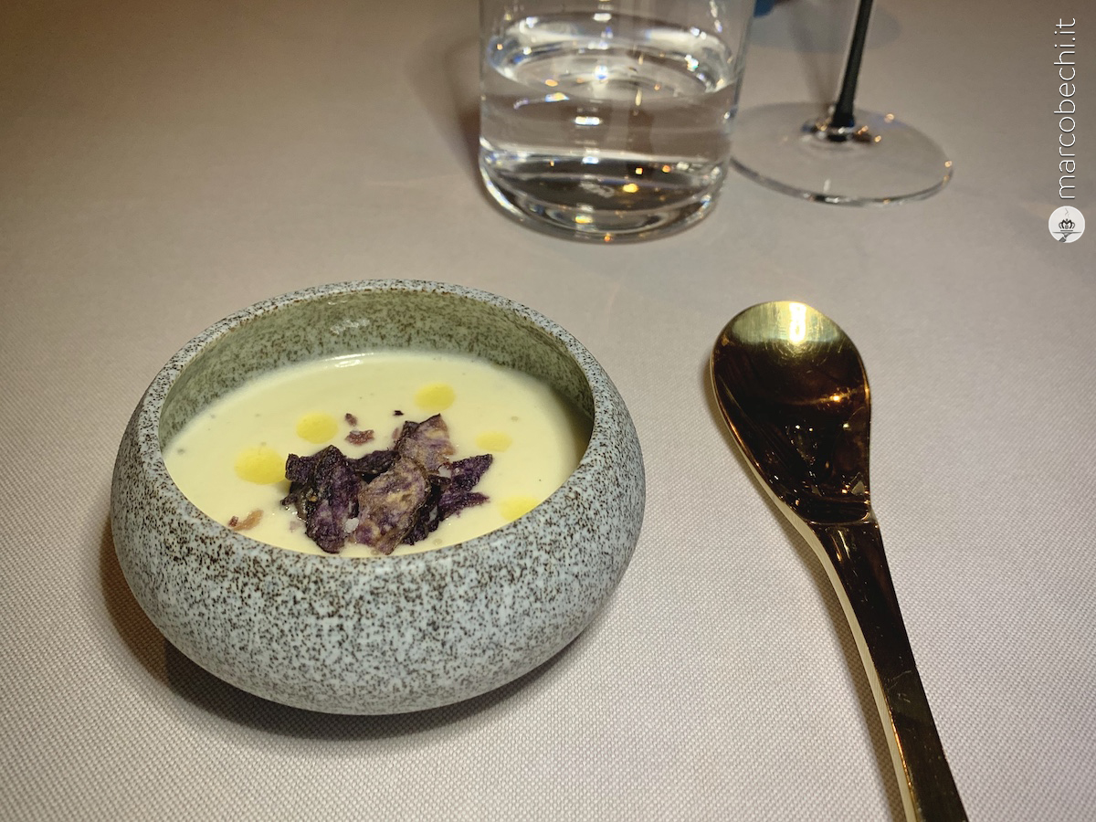 Benvenuto con Spuma di Patate, Cioccolato Bianco, Vaniglia, tartufo e Patata Viola