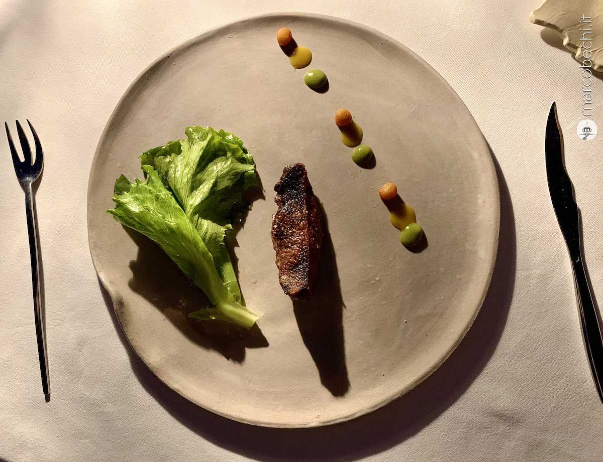 Germano alla griglia con crema di carote e carotine grigiate con crema di aglio selvatico e insalata dell'orto con aceto di riso