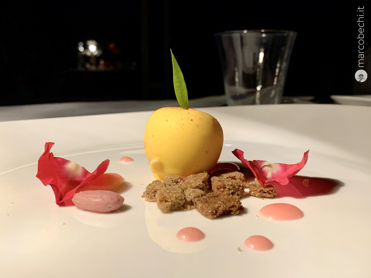 La pesca con marmellata di pesca, mandorle di cioccolato con base di crumble leggermente salato