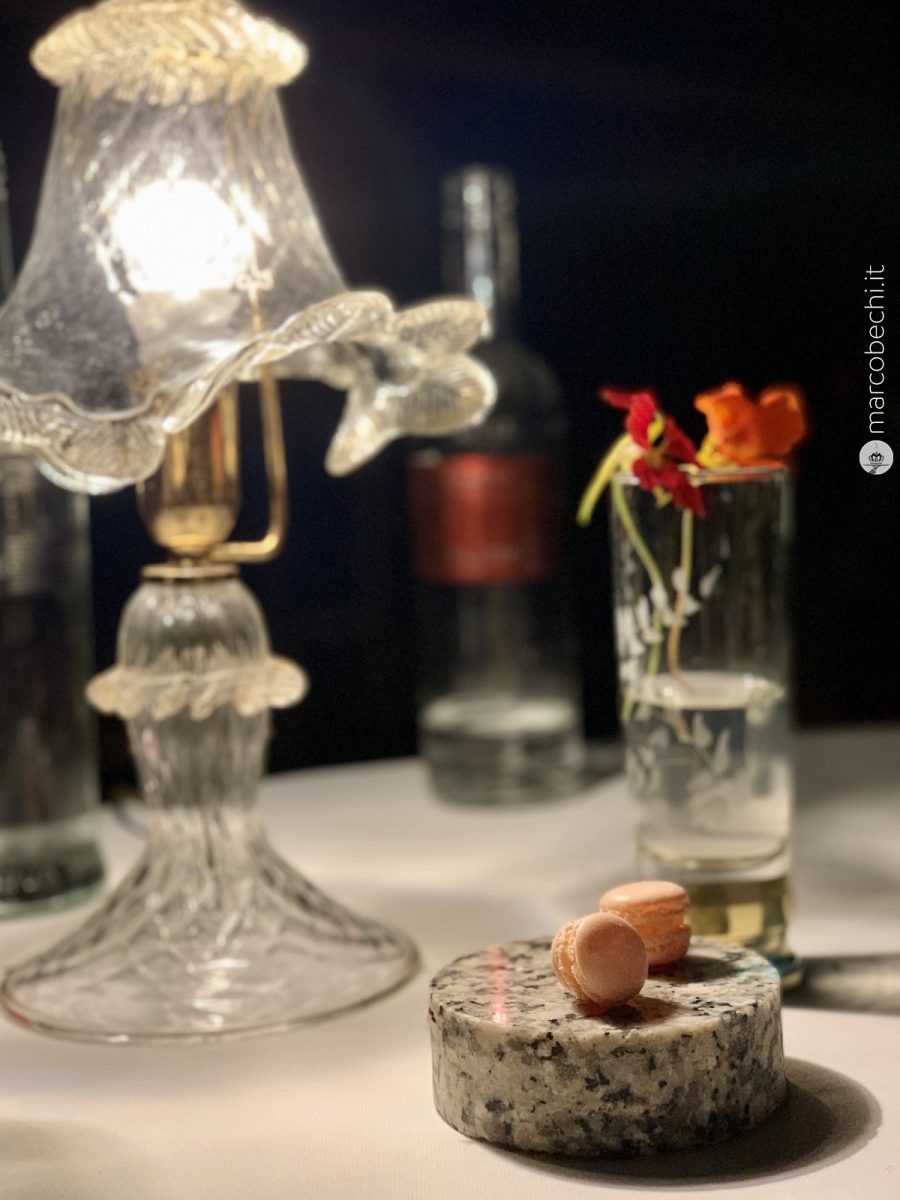 Macaron all'arancia e fiori di Nasturzio con gelatina e fogliolina di menta per finire la cena
