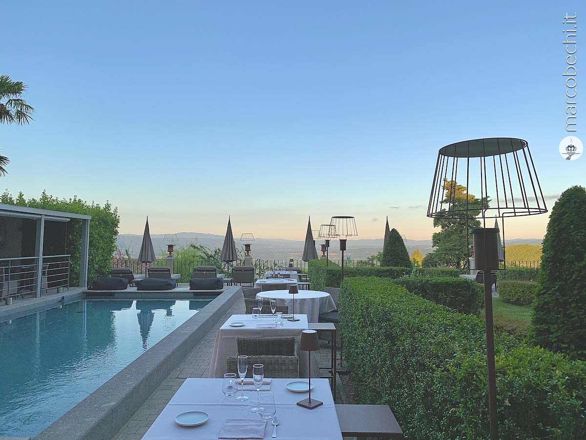 I tavoli di lato alla piscina di Villa Sassolini