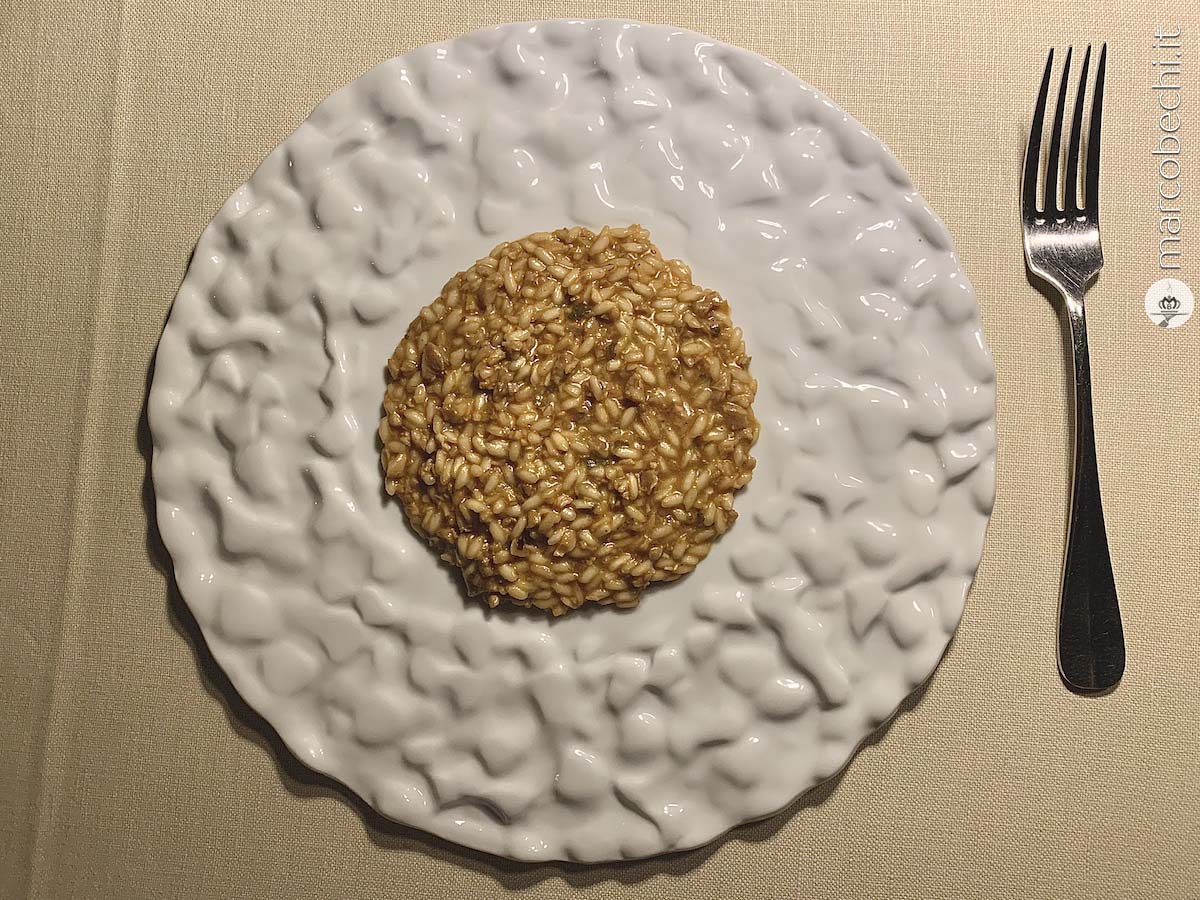 Risotto, coniglio in arrosto morto e pomodorini confit