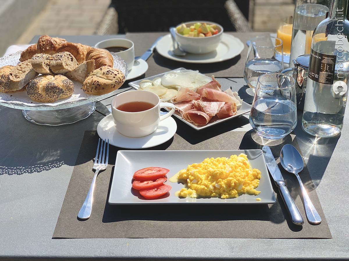 La colazione servita al tavolo a Villa Sassolini