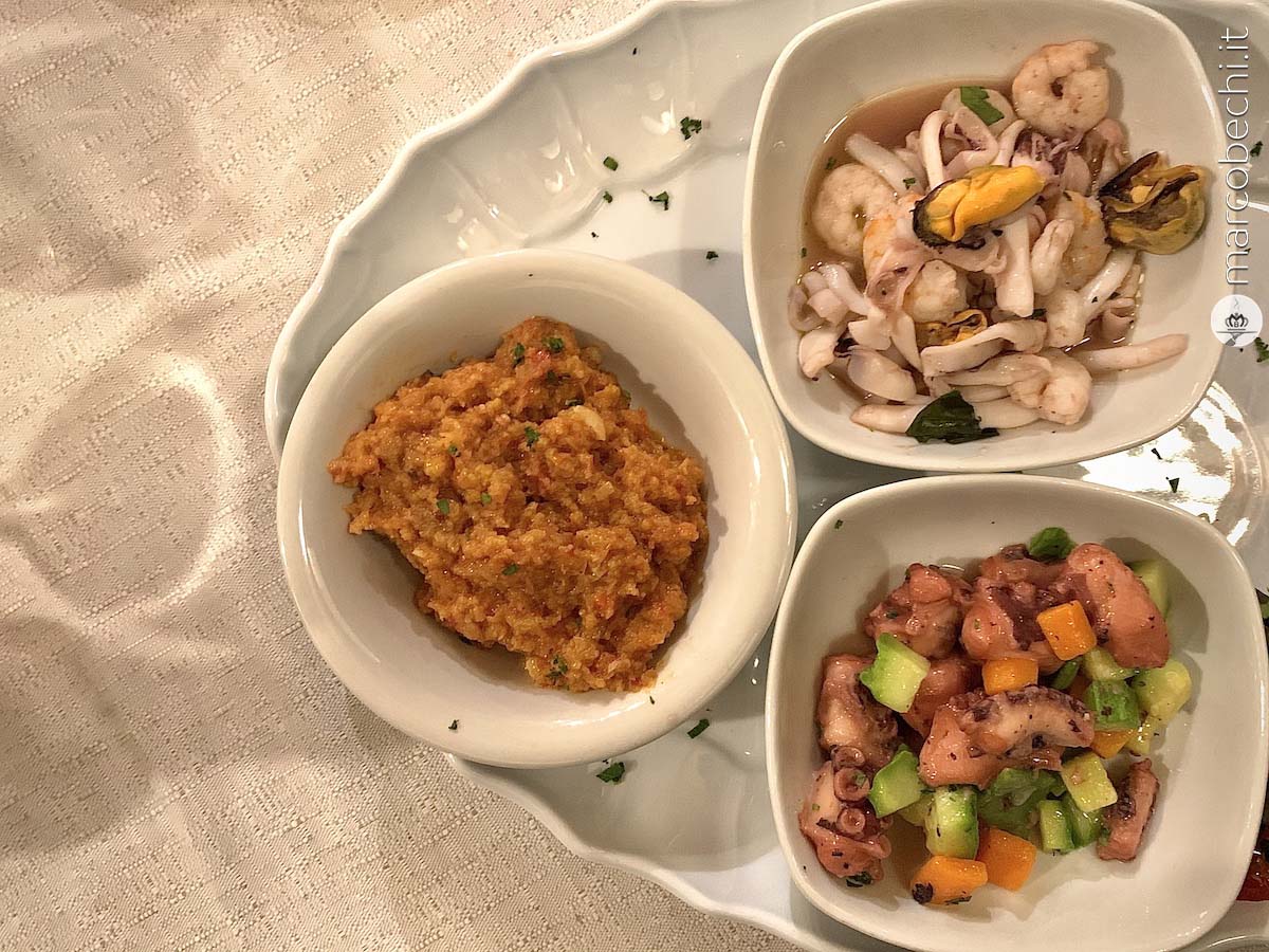 L'insalata di polpo, carote, taccole e zucchine, l'insalata di mare e la pappa al pomodoro di pesce
