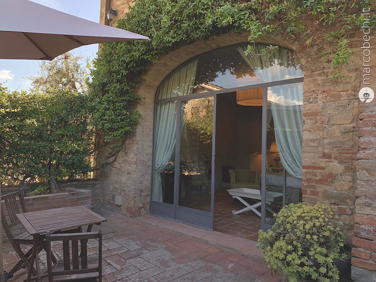 Una delle camere del Relais Villa Olmo vista dal giardino privato