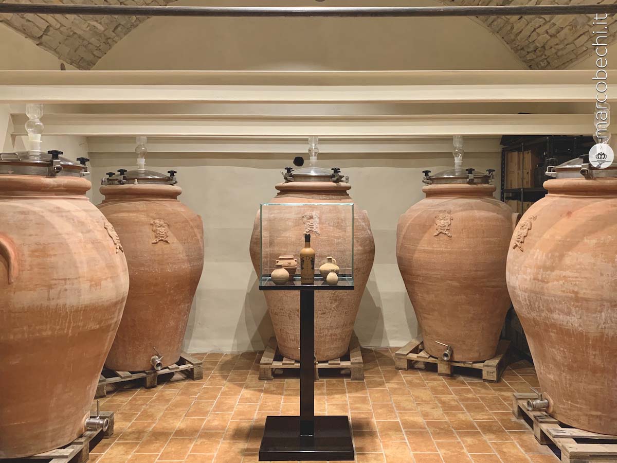 Una parte della cantina Diadema Vinery con le anfore per il vino all'interno del Relais Villa Olmo