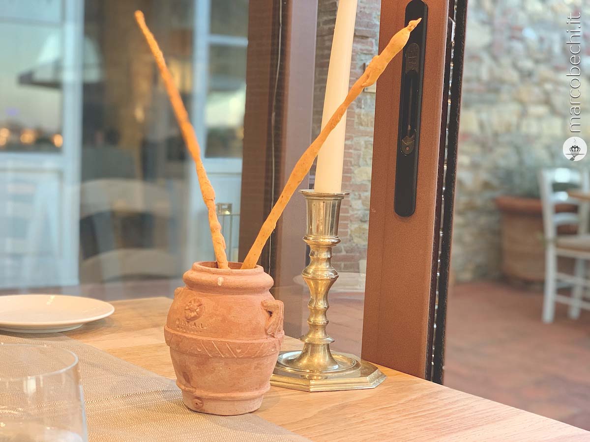 L'anfora in terracotta dell'Impruneta come portagrissini al Ristorante del Relais Villa Olmo