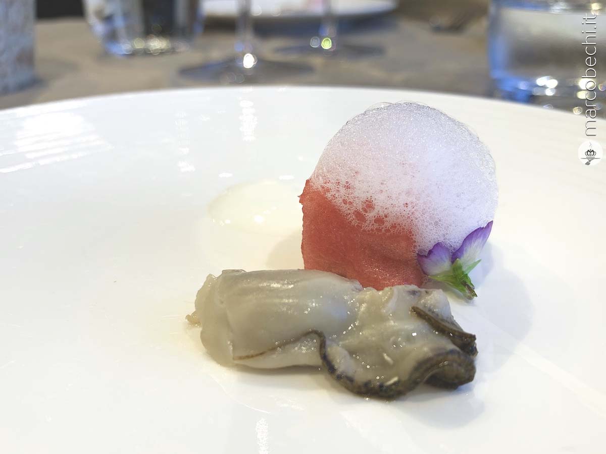Il benvenuto dello chef Alessio Leporatti al Relais Villa Olmo - Ostrica appena spadellata, cocomero, yogurt al ginepro e aria di mare
