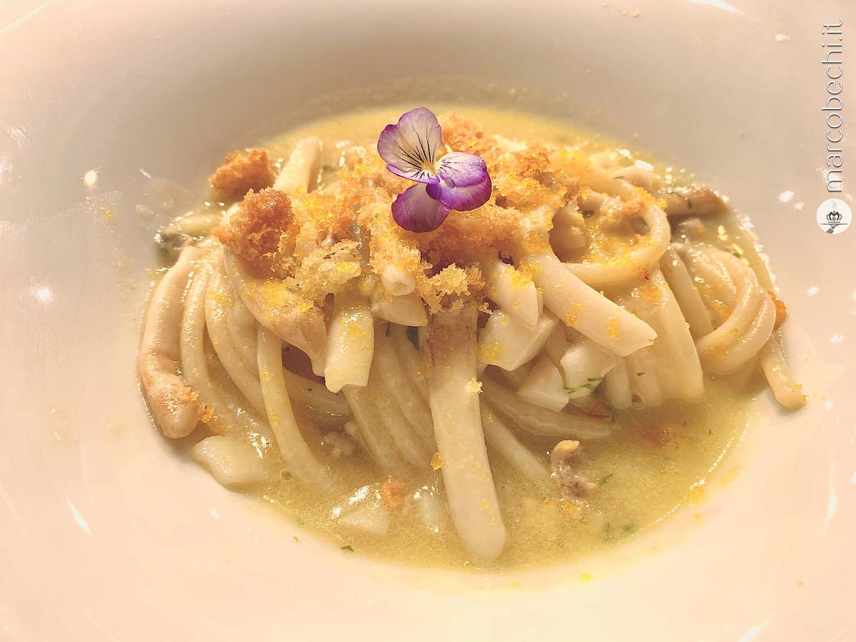 Spaghettone Fabbri con cannolicchi, capesante, bottarga e pane croccante