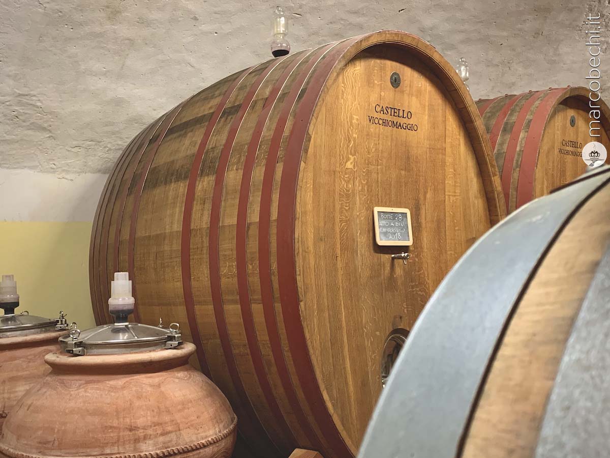 La cantina d'invecchiamento e le anfore in cotto Castello di Vicchiomaggio a Greve in Chianti, la storia e l'accoglienza della famiglia Matta