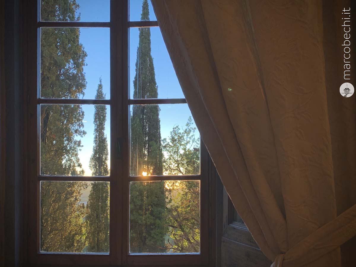 La vista dall'interno del Castello di Vicchiomaggio a Greve in Chianti, la storia e l'accoglienza della famiglia Matta