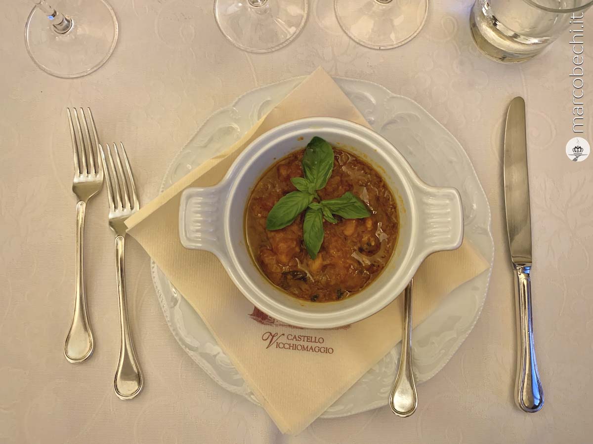 Pappa al pomodoro con basilico fresco e olio evo di Vicchiomaggio