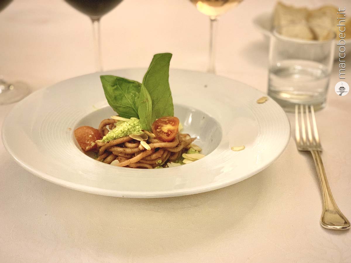 Pici fatti a mano mantecati alle rape rosse, pesto di zucchine e scaglie di mandorle
