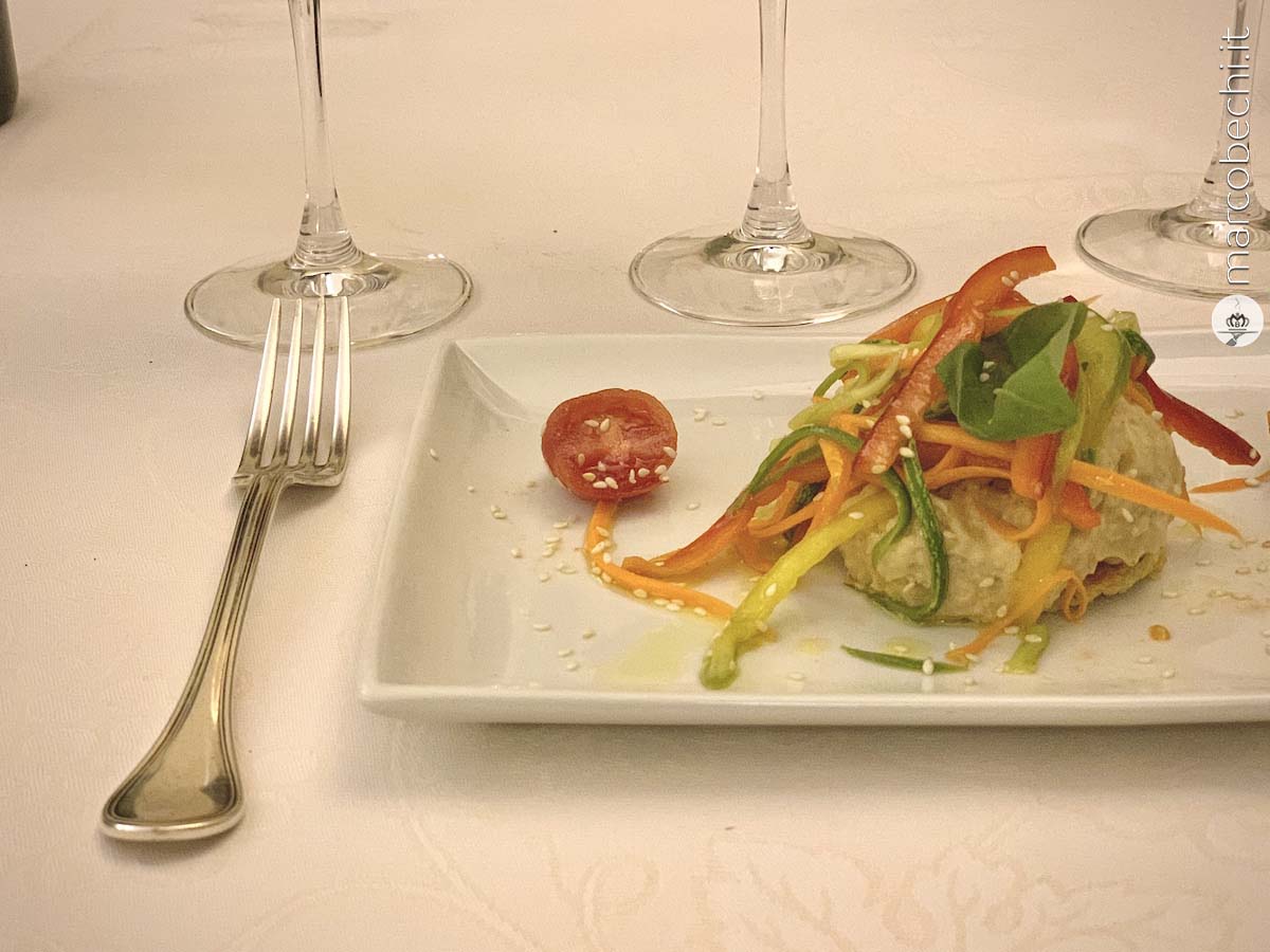 Hummus di ceci con verdure marinate, chips di riso e pinoli