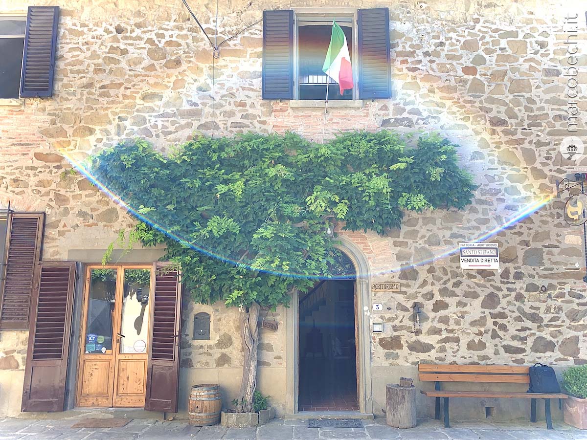 L'agriturismo e il punto vendita della Fattoria Santo Stefano