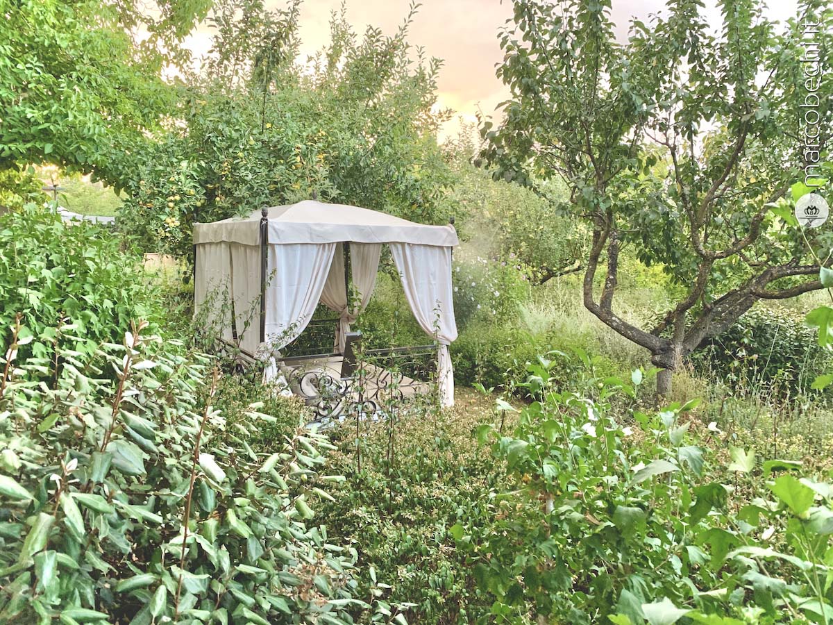 Il letto a baldacchino in giardino a Borgo Santo Pietro